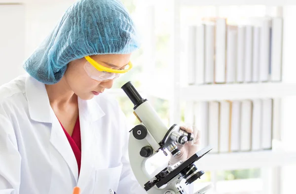 Bilim adamları mikroskoba bakıyor..