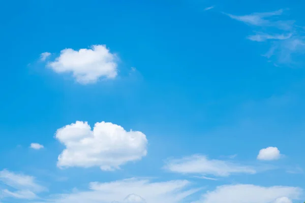 Gökyüzü ve yeni günün parlak bulutları.