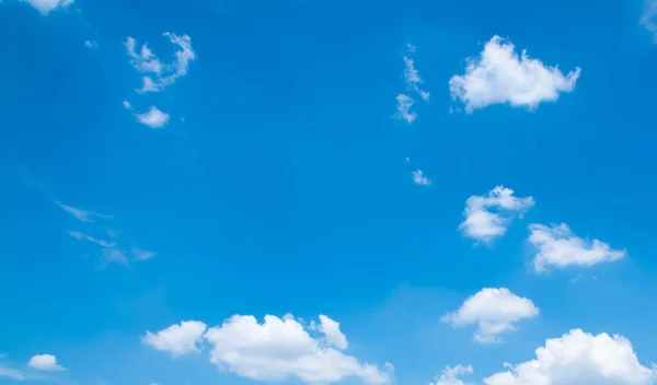 Gökyüzü ve yeni günün parlak bulutları.