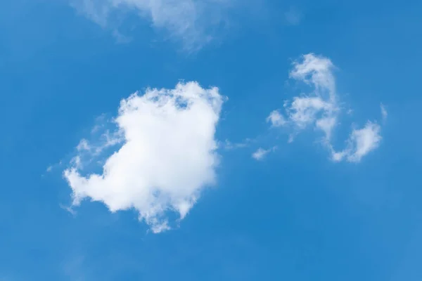 Gökyüzü ve yeni günün parlak bulutları.