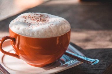 Fincanda bir fincan açık portakal kahvesi sıcak bir kahvedir..