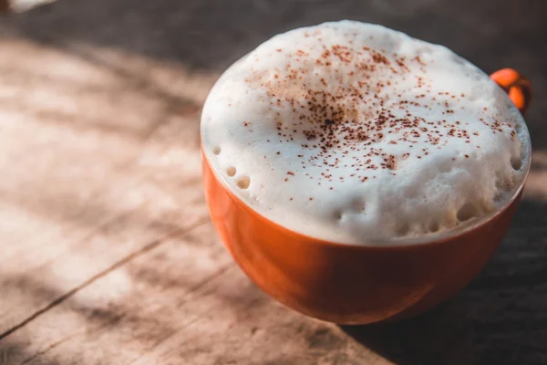 Fincanda bir fincan açık portakal kahvesi sıcak bir kahvedir..