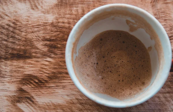 Tükenmiş bir fincan sıcak kahve.