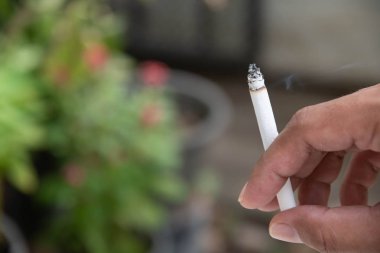 Erkekler parkta sigara içiyor..