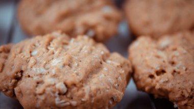 Yulaflı kurabiyeler soğumasını beklemek için ızgaraya koyar..