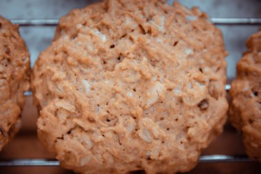 Yulaflı kurabiyeler soğumasını beklemek için ızgaraya koyar..