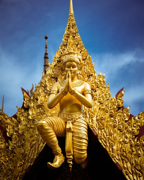 Tapınak çatısının kalıbında altın bir tanrıça heykeli.