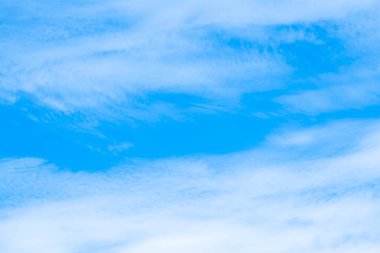 Güzel gökyüzü ve parlak günlerin bulutları.