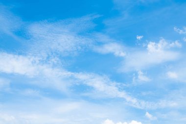 Güzel gökyüzü ve parlak günlerin bulutları.