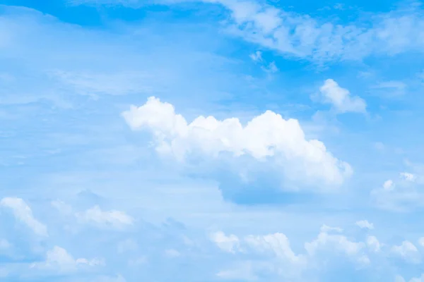 Güzel gökyüzü ve parlak günlerin bulutları.