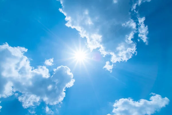 Bulutlar ve yaz aylarında güneşin yansıması ile mavi gökyüzü