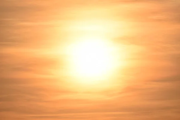 Altın güneşin arka plan görüntüsü.