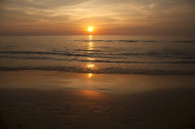 Denizde gün batımı 