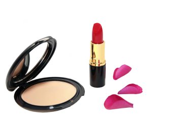 Kırmızı ruj beyaz arka plan üzerinde izole makyaj