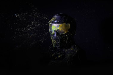 Sonra paintball oyunu maskede korumak için doğrudan isabet sıçrama