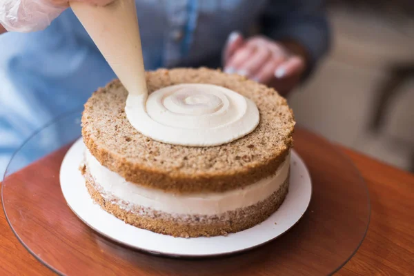 Girl Pastry Chef Faz Bolo Casamento Com Suas Próprias Mãos — Fotografia de Stock