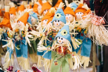 geleneksel Rus krep hafta doldurulmuş. Saman effigy geleneksel Slav tatil - Maslenitsa için. Ev yapımı bebek çocuklar için doldurulmuş