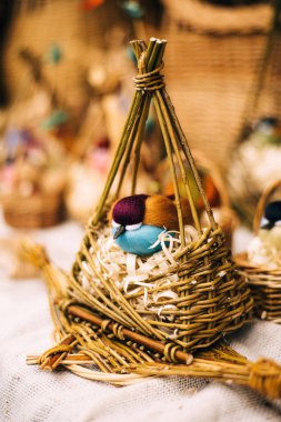 kuş oyuncak Shrovetide üzerinde. sepet içinde ev yapımı kuşlar
