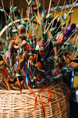 kuş oyuncak Shrovetide üzerinde. dallar üzerinde ev yapımı kuşlar