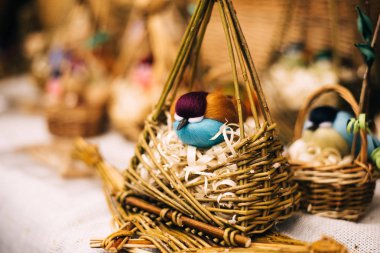 kuş oyuncak Shrovetide üzerinde. sepet içinde ev yapımı kuşlar