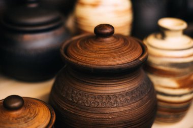 Bir sürü fuarda seramik yemekleri. Kil Ulusal Rus yemekleri. Yanmış siyah seramik. Yanmış kil tencere ve kaplamalar, yemekler