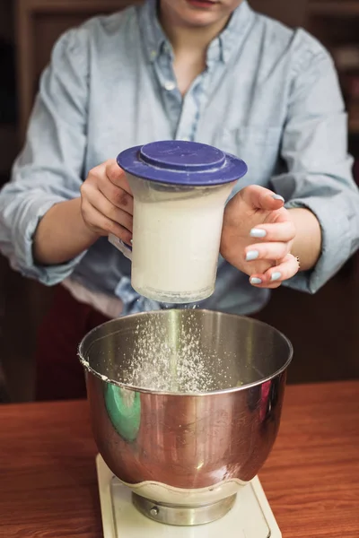 Chef Girl Añade Harina Tazón Para Hacer Masa Mujer Tamiza — Foto de Stock