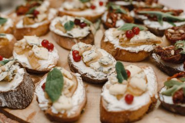 Sandviç ve hızlı aperatifler - çeşitli tapas bir tahta üzerinde gördüm. İspanyolca özel