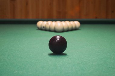 Bilardo oyunu. Yeşil arka planda beyaz topları bir arka planda siyah bilardo topu.
