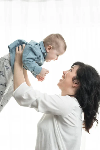 Mutter Hebt Das Baby Den Arm Spielt Und Wirft Ihren — Stockfoto