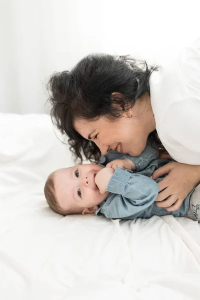 Mother Plays Baby Bed Mother Tickles Her Son White Bed — Stock Photo, Image