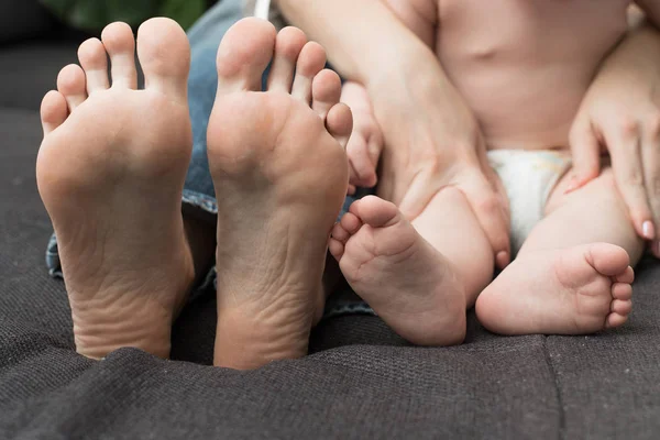 Beine Des Kindes Und Erwachsenen Kleine Absätze Des Babys Und — Stockfoto