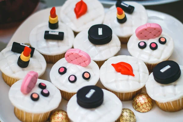 Pastelitos Festivos Para Niñas Con Lápiz Labial Polvo Labios — Foto de Stock