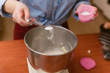 hamur kabartma tozu ve soda ekleyin