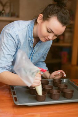pasta şefi kek yapar ve hamur kalıpları içine dökülen