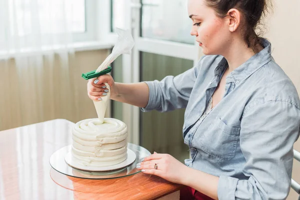 Konditoren Klemmer Kremen Kaken Jente Som Lager Kake – stockfoto