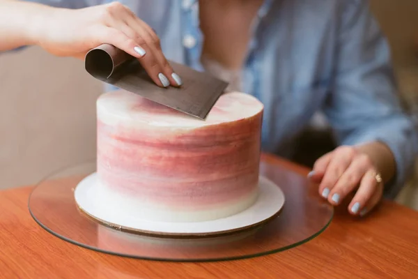 Pudra Kek Üzerine Krema Düzeyleri Aşçı Bir Pasta Oluşturur Topladığı — Stok fotoğraf