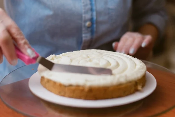Pudra Kek Üzerine Krema Düzeyleri Aşçı Bir Pasta Oluşturur Topladığı — Stok fotoğraf