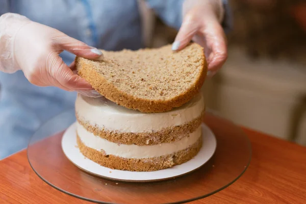 Pasta Şefi Pasta Katının Bir Kek Üzerine Koyar — Stok fotoğraf