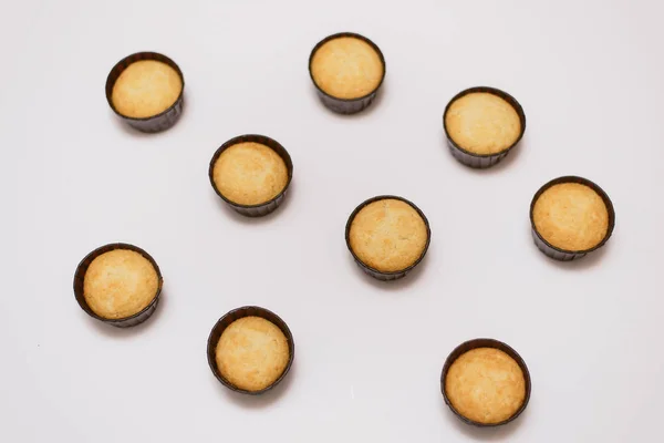 Beyaz Bir Arka Plan Üzerinde Krem Olmadan Birçok Muffins — Stok fotoğraf