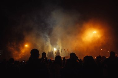 Havai fişek izlerken insanların kalabalığın siluetleri. Meydanda tatil kutlamak. büyük eğlence
