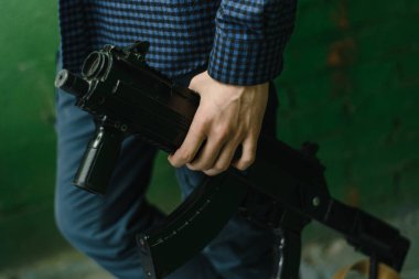 İnsanlar lazer etiketi ni oynar. Silahlar insanların elinde. Çocuklar arasında lazer etiketi bir oyun. adam bir silahtan nişan alır