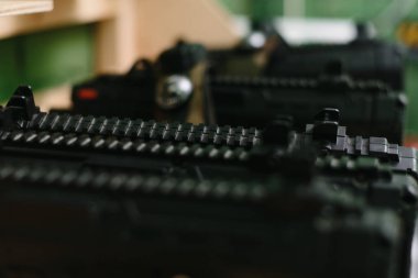 lazer etiket tabancası. Lazer etiketi oynamak için silah çeşitli. lazer etiketi oyunu askeri ekipman yakın