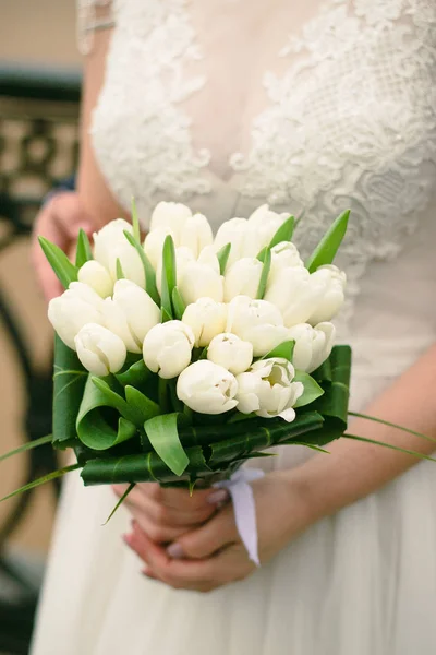 Svatební Bouket Den Svatby Krásná Dívka Držící Kytici Bílých Tulipány — Stock fotografie