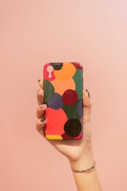 Pembe pastel arka planda kızın elinde renk güzel kapak.