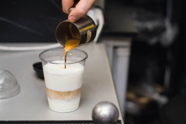 kahve makinesi bardağa kahve içer.