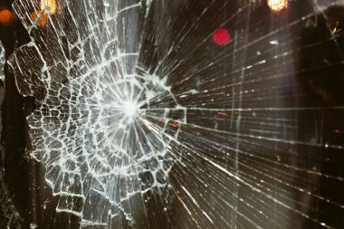 gece şehir ve gece ışıkları arka planda kırık cam