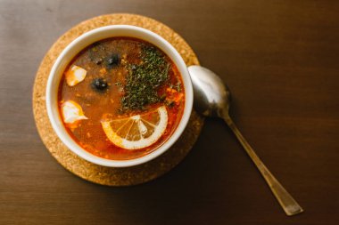 limon, zeytin ve ekşi krem kahverengi bir masada ile borscht, Solyanka