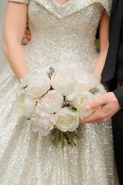 Noiva Noivo Segurando Buquê Peônias Brancas — Fotografia de Stock