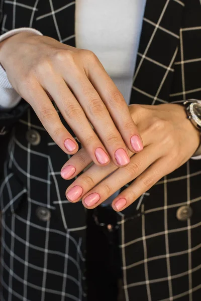 Manicure Rosa Della Ragazza Sullo Sfondo Della Giacca — Foto Stock