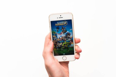 Samara, Rusya-05.04.2019: Indir oyun Clash Royale. Popüler mobil oyunda iPhone SE 5S oynarken. Izole